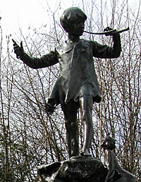 Peter pan statue in Kensignton gardens